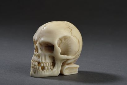 null Memento mori en ivoire, XVIIe siècle Crâne reposant sur un livre. L. 5,5 H....