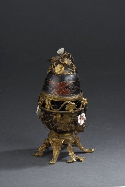 null Pot-pourri d'époque Louis XV En laque, bronze ciselé et doré, à décor d'une...