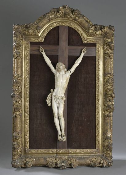 null Grand Christ en ivoire sculpté, XVIIe siècle Dans un encadrement en bois mouluré...