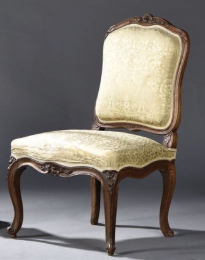 null Chaise d'époque Louis XV En bois naturel mouluré et sculpté, à dossier plat,...