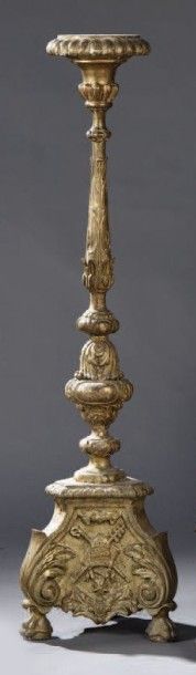null Pique-cierge, fin XVIIIe siècle En bois sculpté et doré, la base à enroulement...