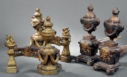 null Paire de têtes de chenets, époque Louis XVI En bronze ciselé à décor d'un vase...