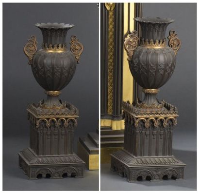 null Paire de vases en bronze ciselé, patiné et doré à décor Troubadour d'époque...