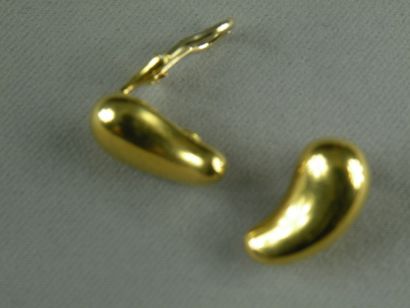  Paire de clips d'oreille en or jaune (750) en forme de haricot. Signée Tiffany &...