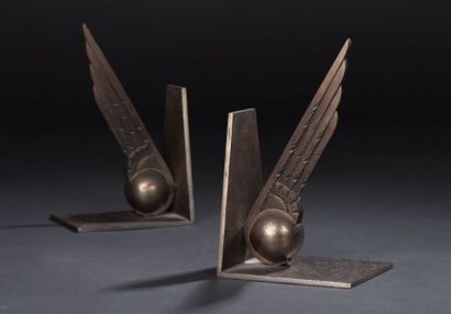 EDGAR BRANDT (1880-1960) 
Serre-livres en fer forgé à motif d'une sphère et d'une...