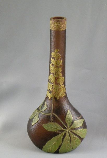 MONT JOYE Vase en verre, c. 1910.
Fond givré et décor de feuilles de châtaignier...