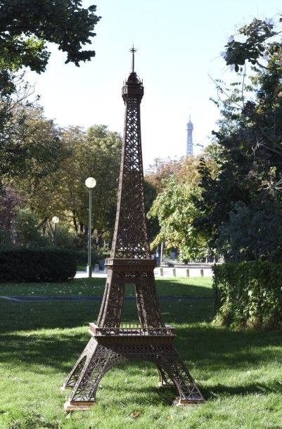 Importante Tour Eiffel en réduction au 1/100e...