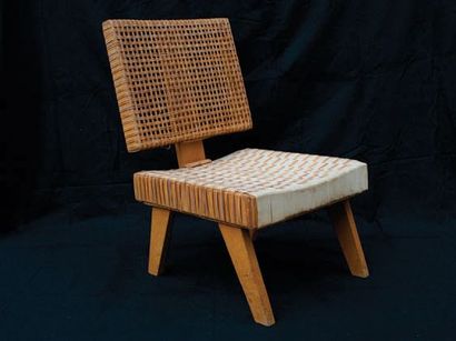 Pierre Jeanneret (1896-1967) 
Chauffeuse. Structure en frêne, le dossier et l'assise...