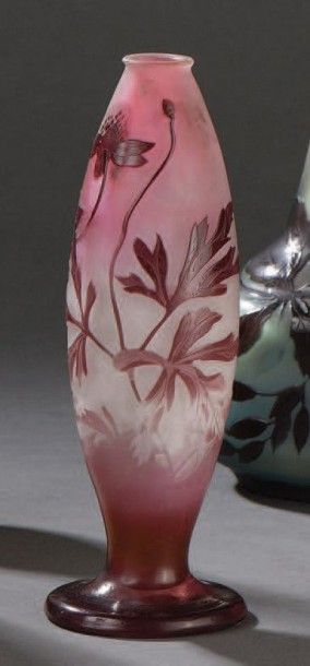 Émile GALLÉ (1846-1904) 
Vase balustre sur piédouche. Épreuve de dauphinelles, gravé...