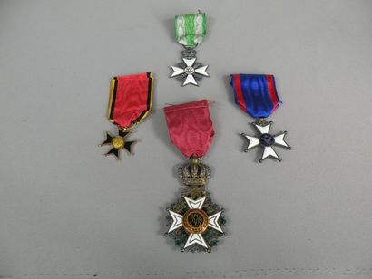 BELGIQUE 
Lot de 4 décorations: Croix d'Officier de l'Ordre de Léopold; Médaille...