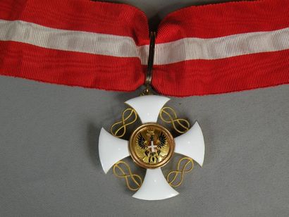 ITALIE 
Ordre de la Couronne. Croix de Commandeur. Or, émail (petits éclats), cravate,...
