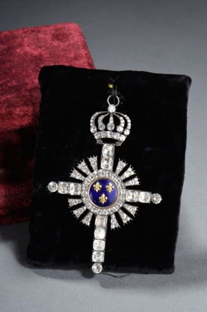 France 
Croix de Légitimiste en argent ornée de strass, au centre trois fleurs de...