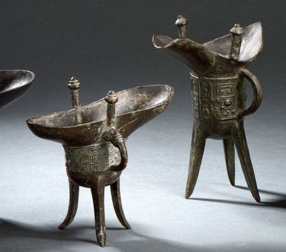 null Deux verseuses Jue tripodes en bronze
Chine, XIXe siècle
Reprenant la forme...
