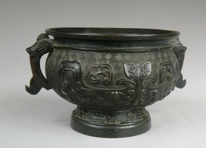 null Brûle-parfum Gui en bronze
Chine, Dynastie Qing (1644-1912)
Reprenant la forme...