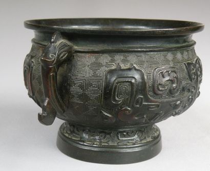 null Brûle-parfum Gui en bronze
Chine, Dynastie Qing (1644-1912)
Reprenant la forme...