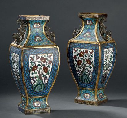 null Paire de vases en bronze et émaux cloisonnés
Chine, époque Jiaqing, début du...