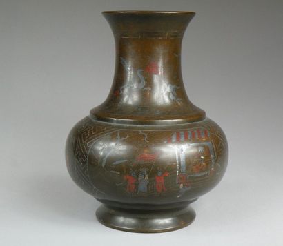 null Vase en bronze incrusté
Indochine, début du XXe siècle
De forme balustre, incrusté...