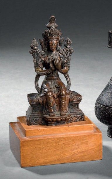 null Statuette de Bodhisattva en cuivre patiné
Népal
Représenté assis sur une base...