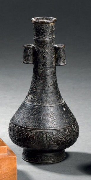 Petit vase en bronze
Chine
Piriforme à long...