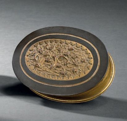 null Boîte couverte en bronze partiellement doré
Chine, XVIIe siècle
Ovale, le couvercle...
