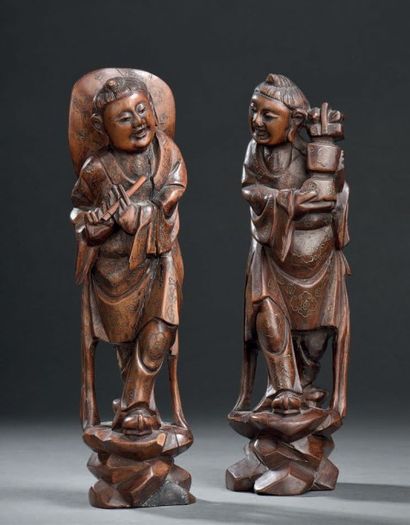 Deux statuettes de personnages en bois sculpté...