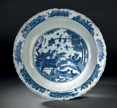 null Grand plat en porcelaine bleu blanc
Chine, XVIIe-XVIIIe siècle
La bordure lobée,...
