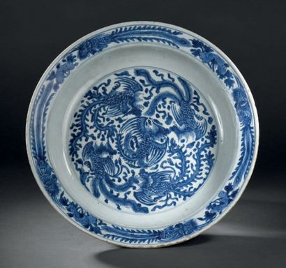 null Grand plat en porcelaine bleu blanc
Chine, XIXe siècle
Circulaire, le centre...