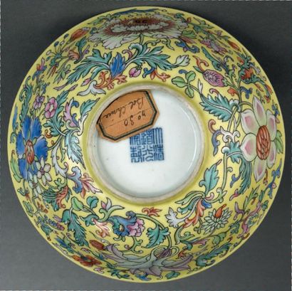 null Bol en porcelaine de la famille rose
Chine, dynastie Qing, marque à six caractères...