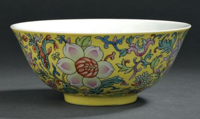 null Bol en porcelaine de la famille rose
Chine, dynastie Qing, marque à six caractères...