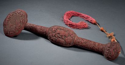 null Sceptre ruyi en laque rouge sculptée
Chine, époque Qianlong (1736-1795)
La tête...