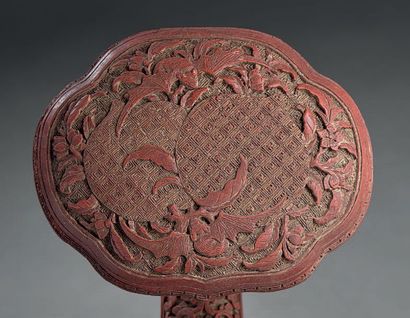 null Sceptre ruyi en laque rouge sculptée
Chine, époque Qianlong (1736-1795)
La tête...