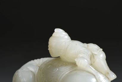 null Groupe en jade céladon pâle sculpté
Chine, XIXe siècle
Représentant un éléphant...