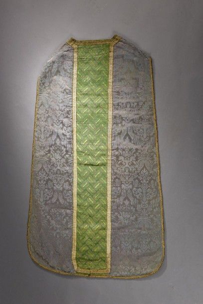 null Chasuble, Italie, début du XVIIe siècle, damas bleu-gris à décor stylisé de...