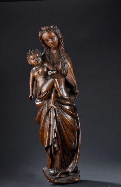 null Vierge à l'Enfant en bois sculpté. De canon élancé, la Vierge se tient debout...