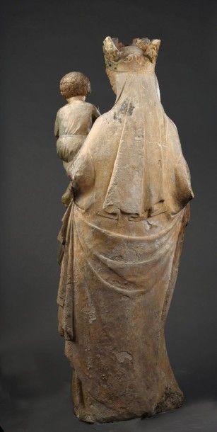 null Exceptionnelle Vierge à l'Enfant en pierre calcaire sculptée en ronde-bosse...