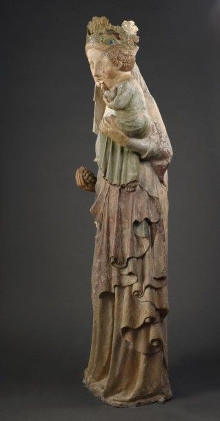  Exceptionnelle Vierge à l'Enfant en pierre calcaire sculptée en ronde-bosse et en...