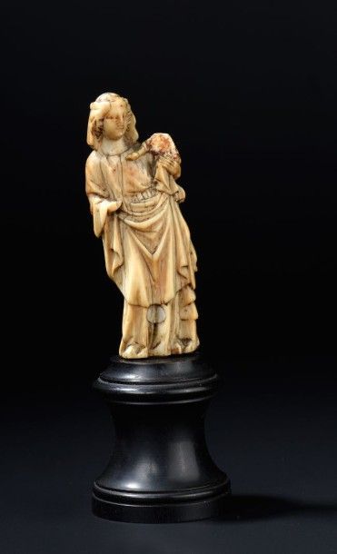 null Vierge à l'Enfant en ivoire sculpté en ronde-bosse. Debout et légèrement déhanchée,...