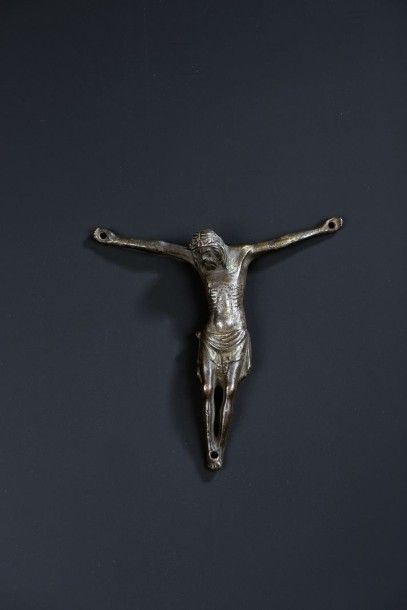 Christ en bronze, fonte pleine. Tête inclinée...