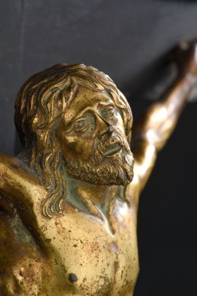 null Crucifix avec Christ en bronze ciselé et doré et croix en ébène. Tête levée...