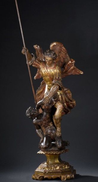 Saint Michel en bois sculpté en ronde-bosse,...