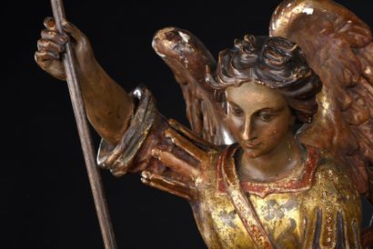null Saint Michel en bois sculpté en ronde-bosse, polychromé et doré. Debout, les...