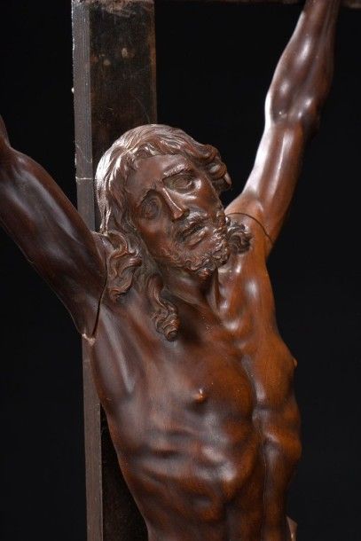 null Grand Christ en bois de sainte Lucie, époque Louis XIV.
La tête nue penchée...