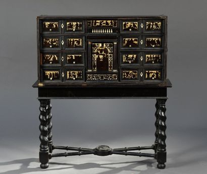 null Cabinet en marqueterie d'ébène, ivoire et bois noirci de la fin du
XVIIe siècle.
Il...