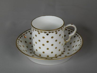 PARIS Tasse litron et sa soucoupe en porcelaine à décor en or de pensées et de semis...