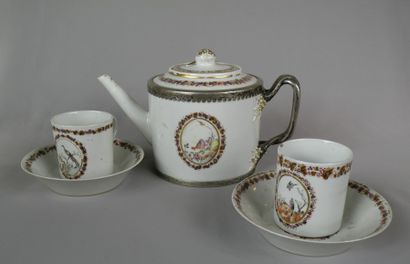 COMPAGNIE DES INDES Théière en porcelaine et argent, deux tasses et ses deux sous...