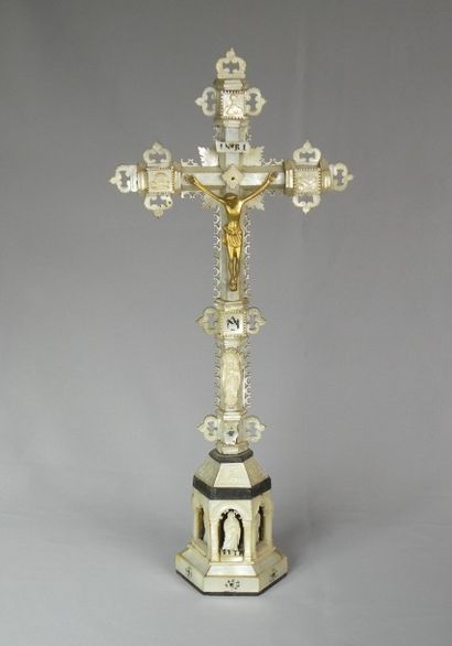 null Crucifix, atelier franciscain de Terre sainte, XIXe siècle
En nacre sculptée,...