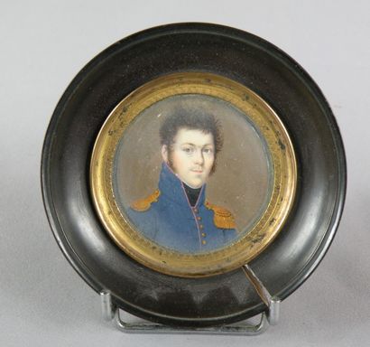 null Miniature, XIXe siècle.
Représentant un officier en habit bleu.