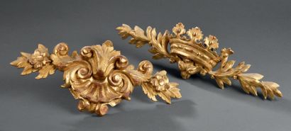 null Deux éléments en bois sculpté et doré du XIXe siècle
L'un à décor d'une couronne...