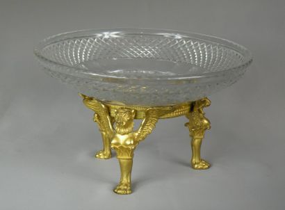 null Coupe en cristal et bronze, début du XIXe siècle à décor de pointes de diamant,...