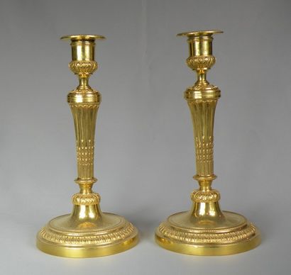 null Paire de flambeaux, fin de l'époque Louis XVI
En bronze ciselé et doré, le fût...
